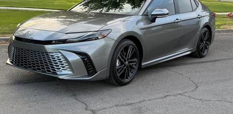 Toyota Camry Hybrid 2026