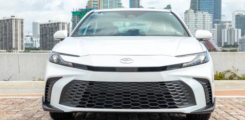Toyota Camry Hybrid 2026