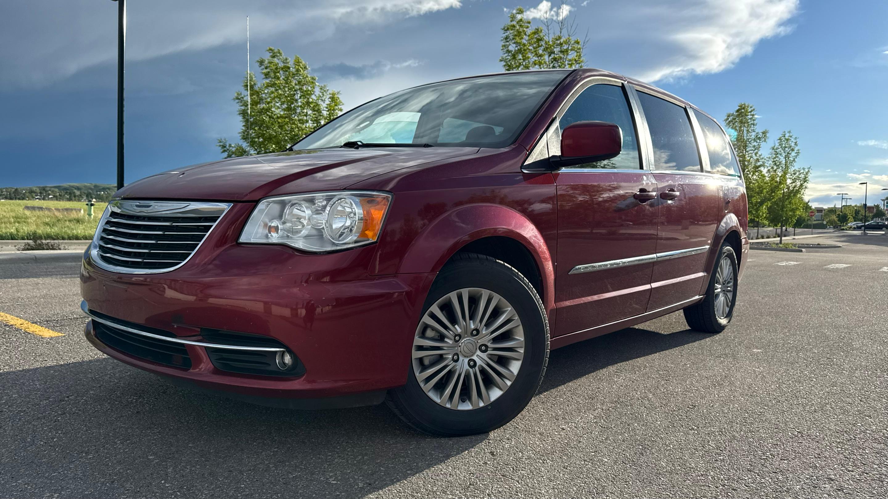 Chrysler Town & Country 2016 in Calgary, AB