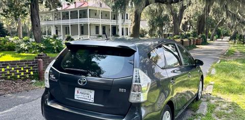Toyota Prius v 2013