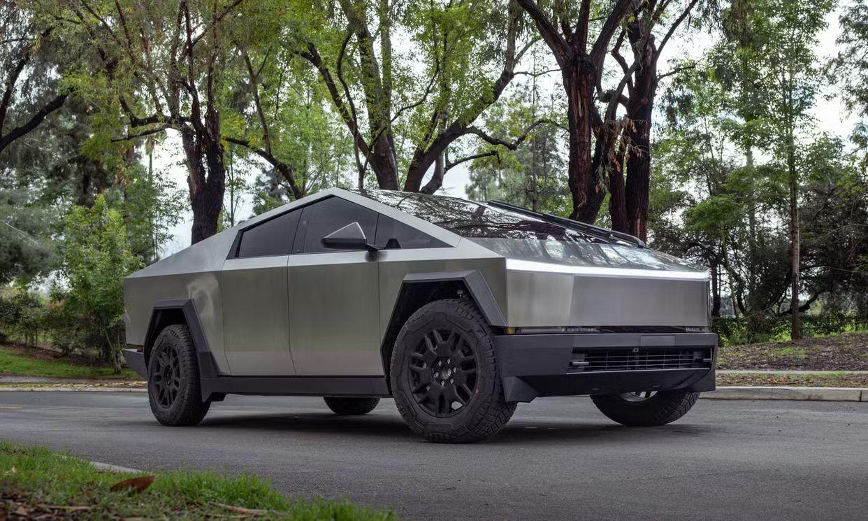 Tesla Cybertruck 2024 in Miami, FL