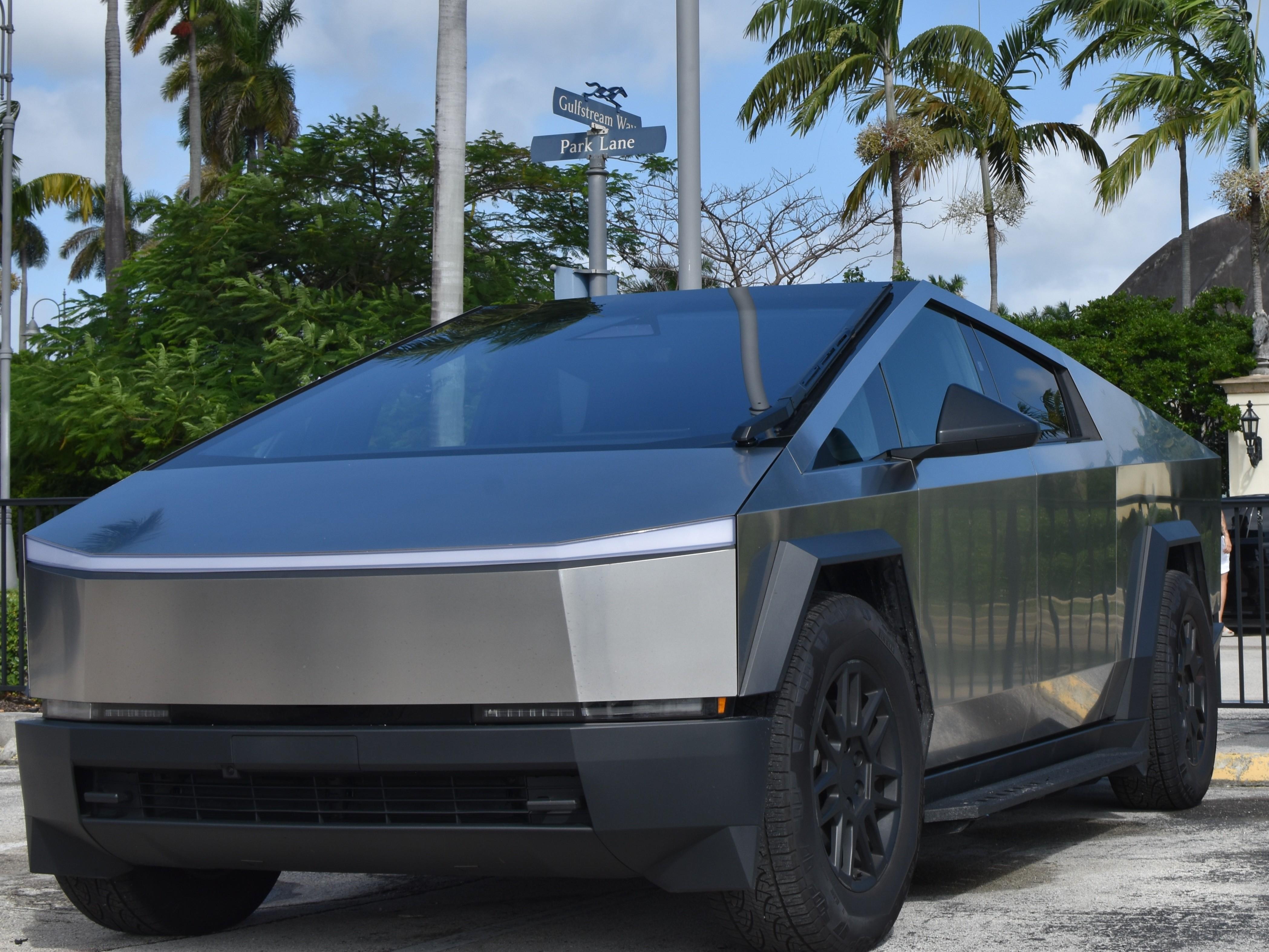 Tesla Cybertruck 2024 in Hollywood, FL