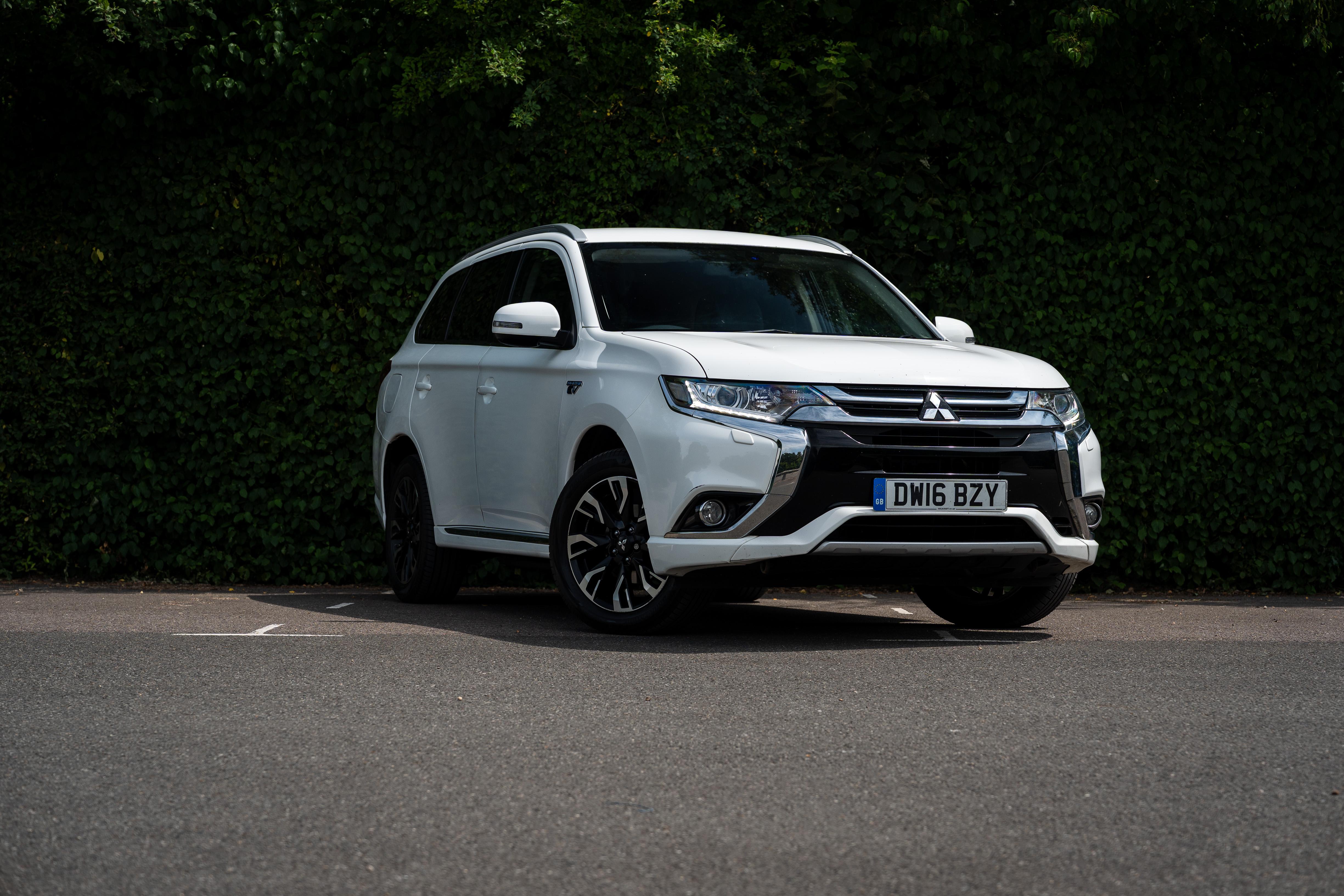 Mitsubishi Outlander 2016 in Englefield Green