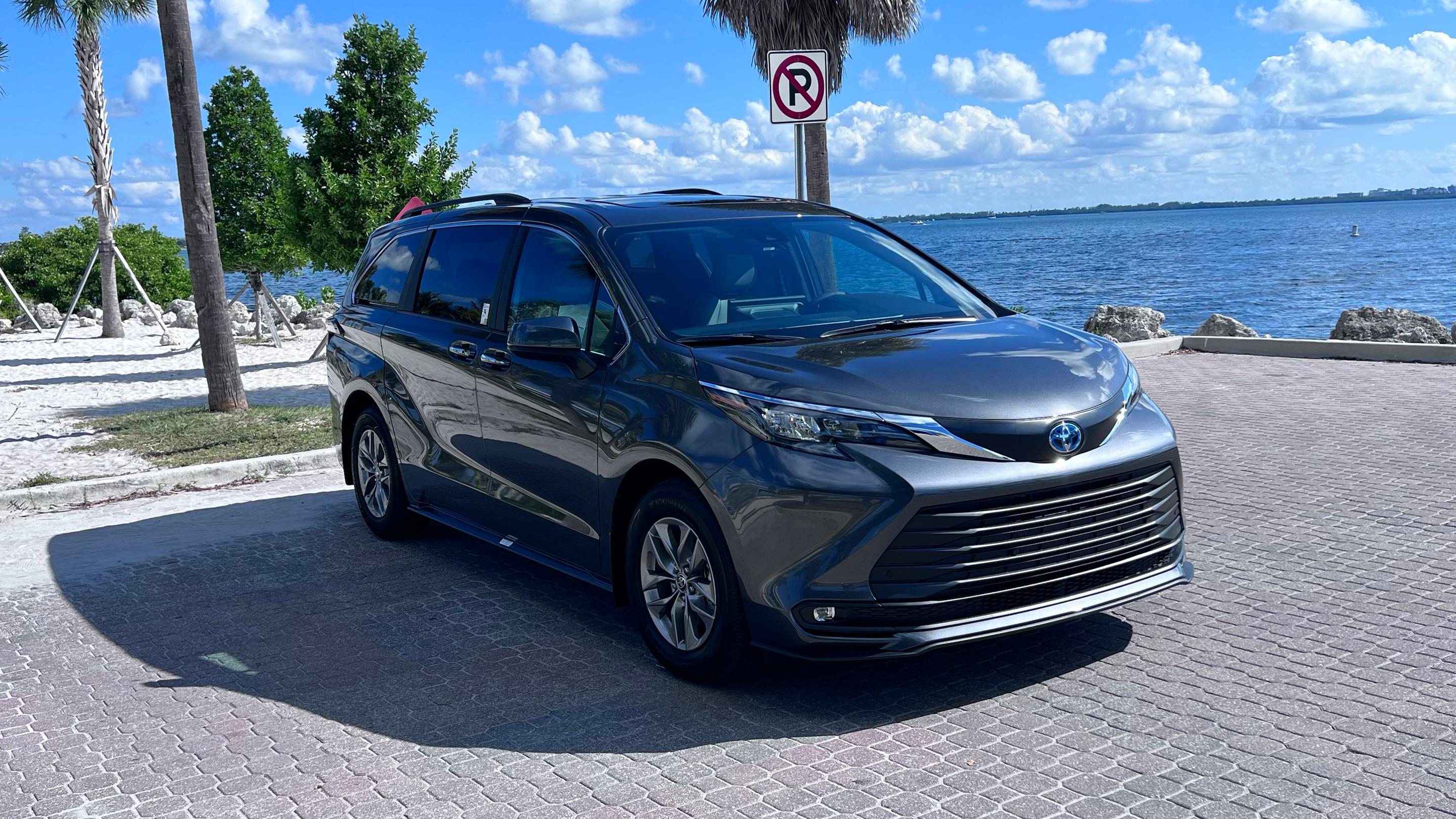 Toyota Sienna 2025 in Miami, FL