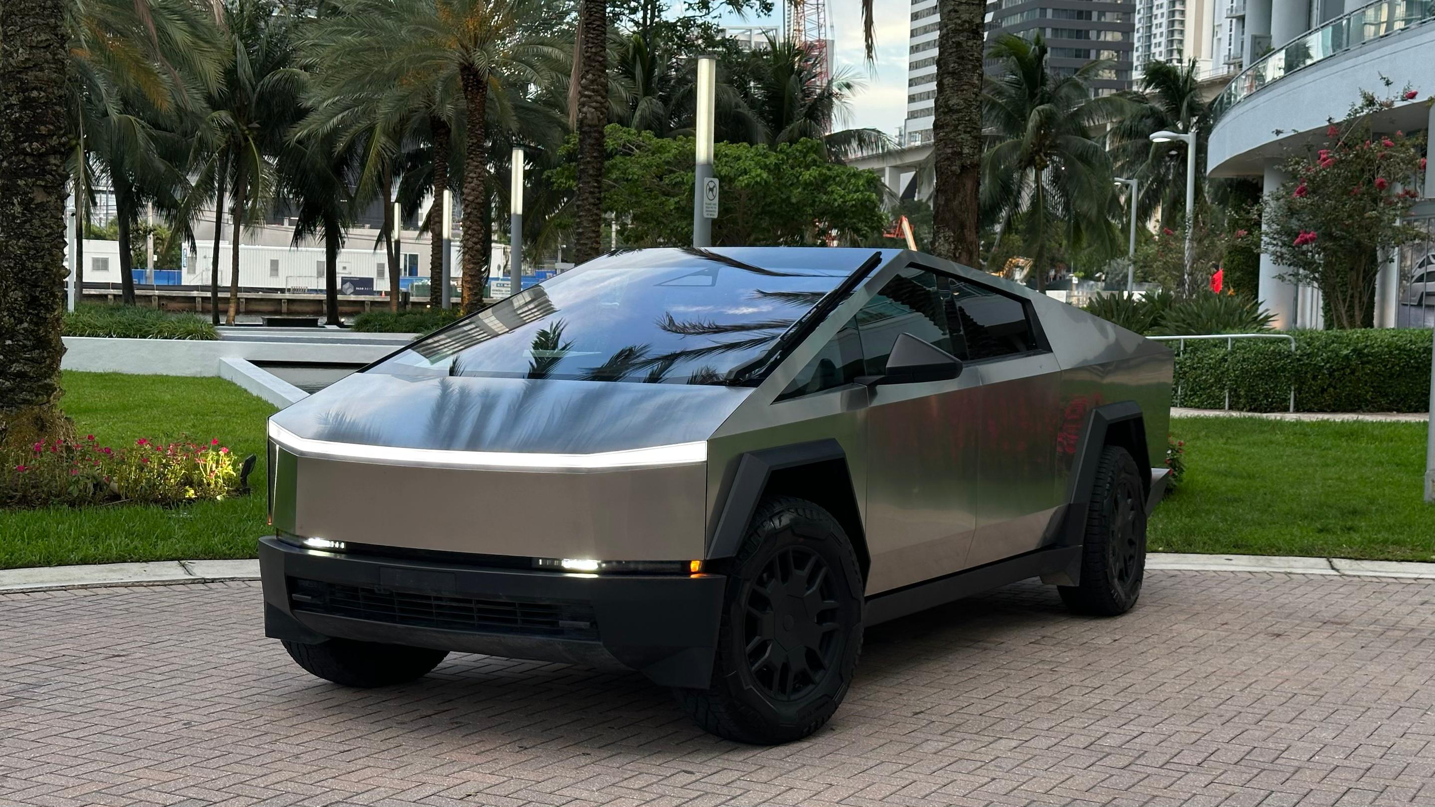 Tesla Cybertruck 2024 in Miami, FL