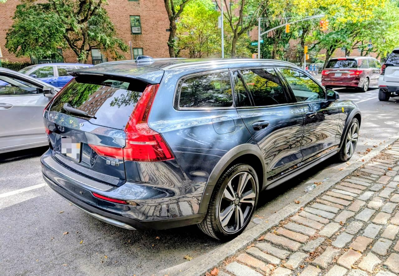 Volvo V60 Cross Country 2023 in 