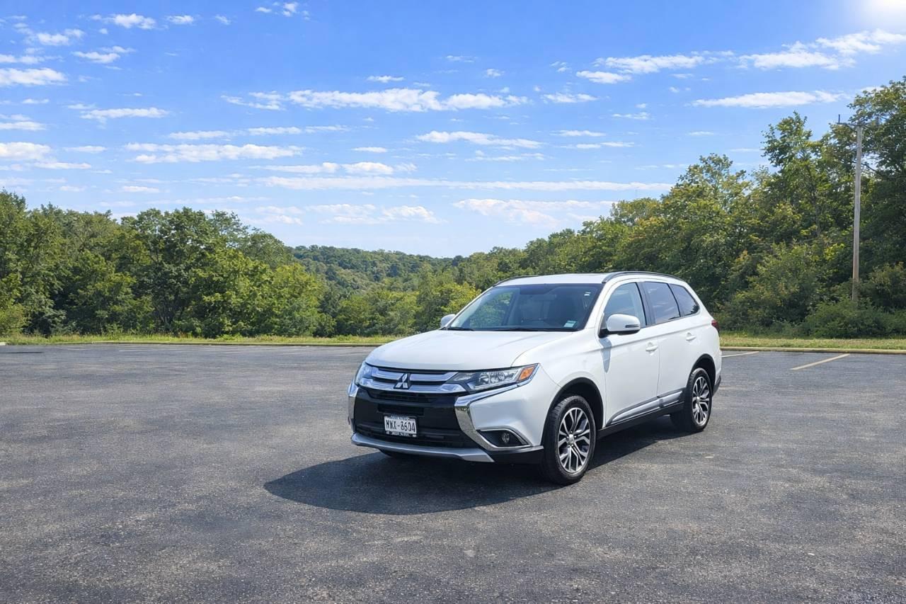 Mitsubishi Outlander 2016 in Carnot-Moon, PA