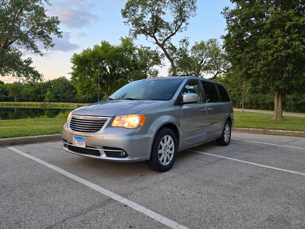 Chrysler Town & Country 2014 in Des Plaines, IL