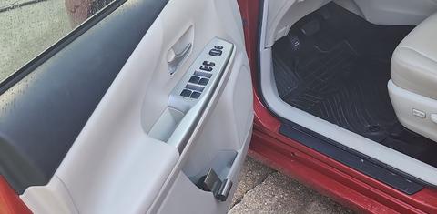 Toyota Prius v 2012