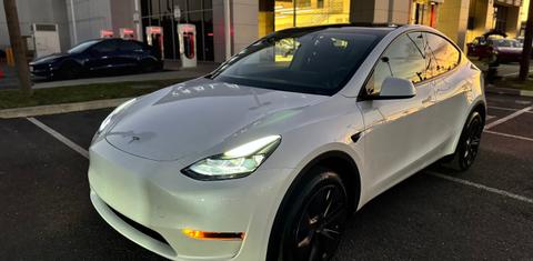 Tesla Model Y 2025