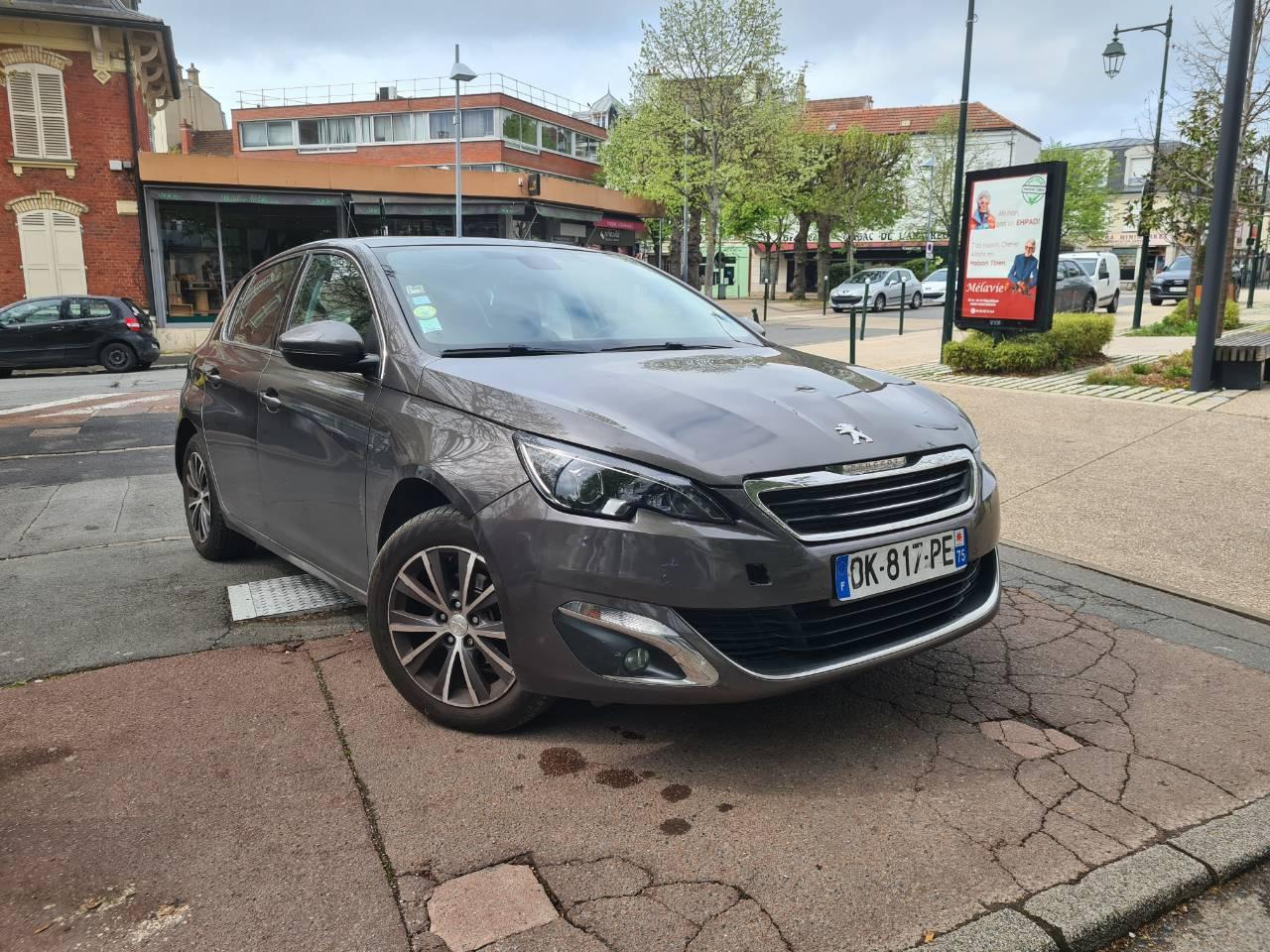 Peugeot 308 2014 à Paris