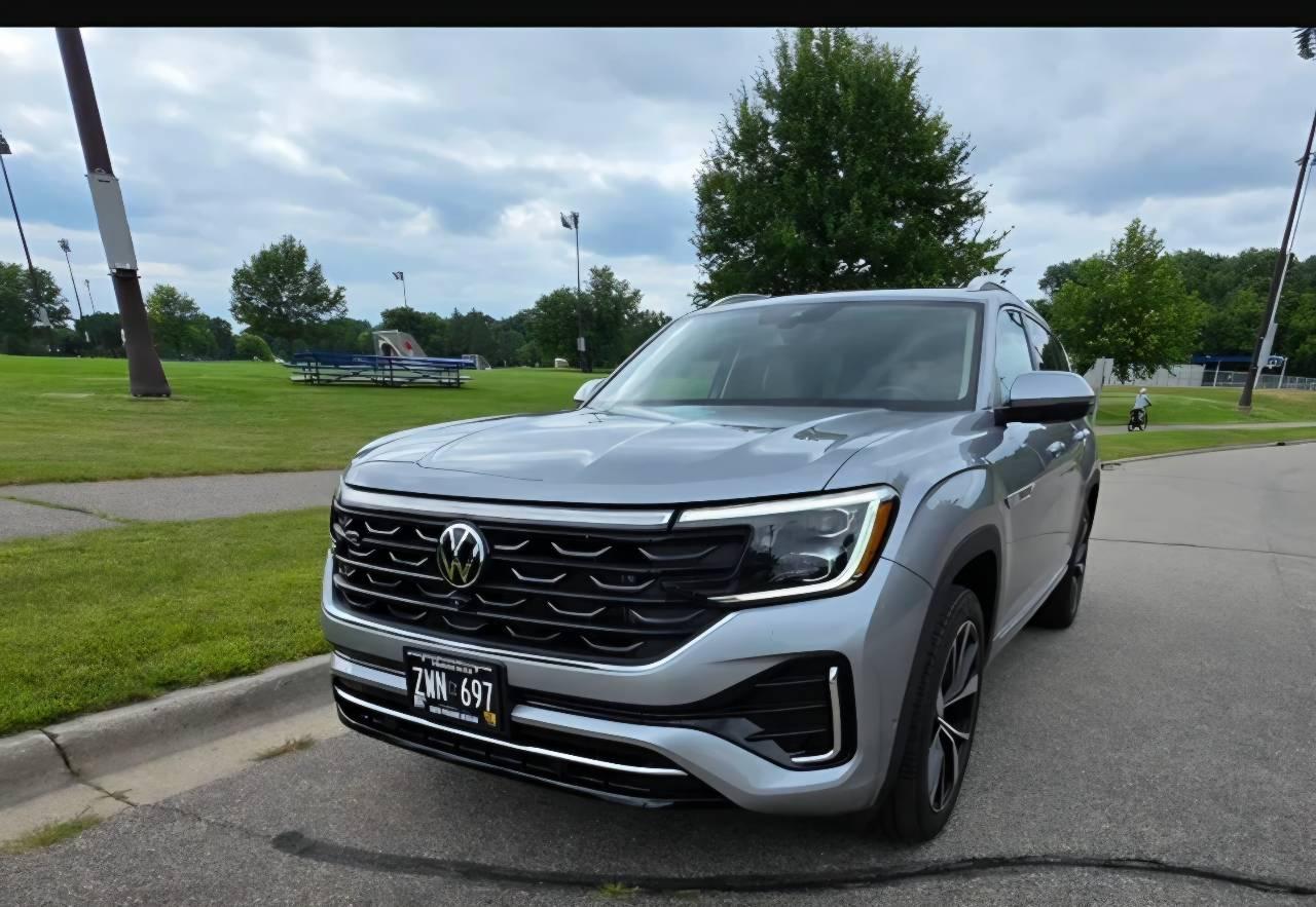 Volkswagen Atlas 2024 in Chaska, MN