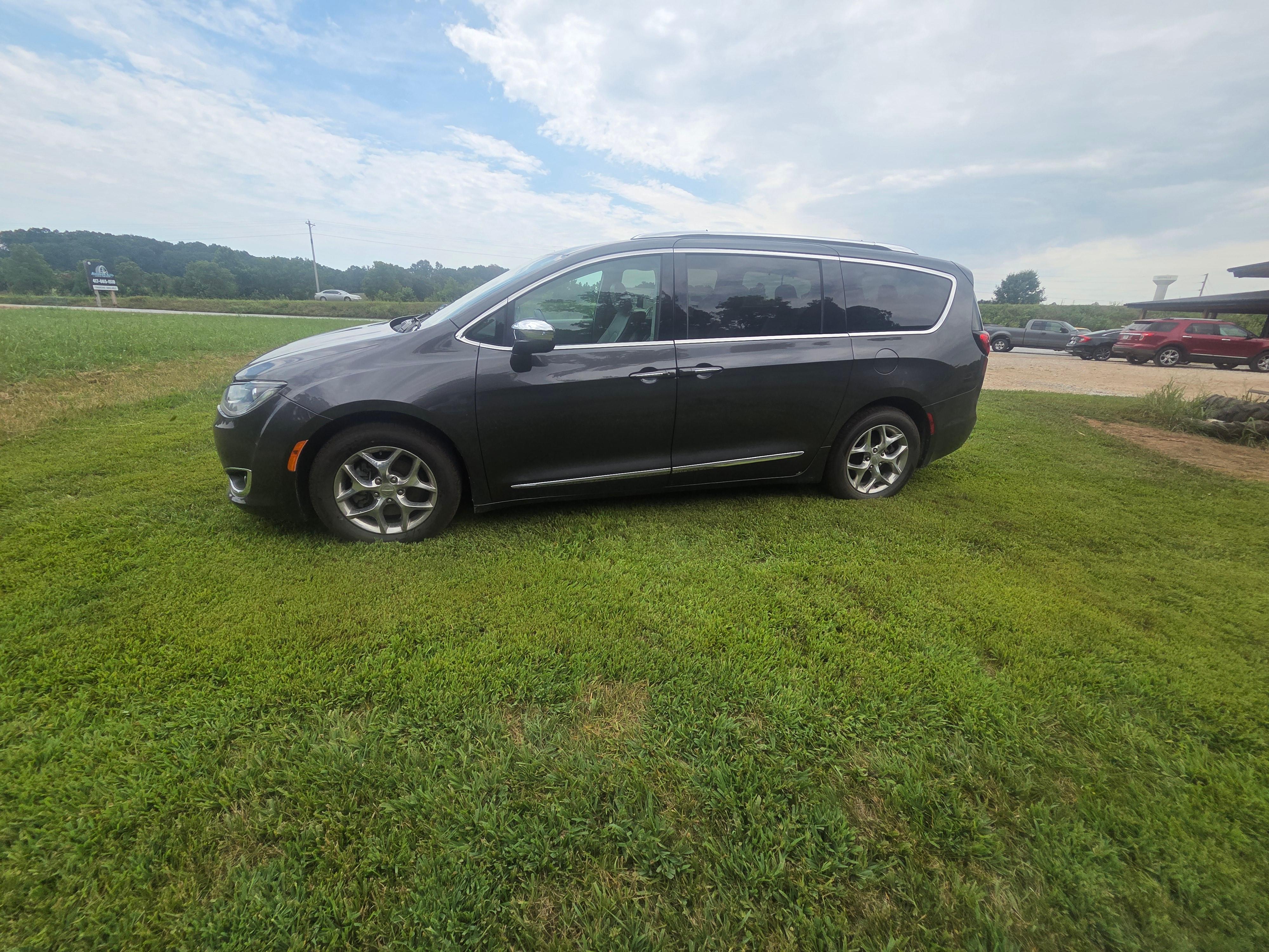Chrysler Pacifica 2017 in Cassville, MO