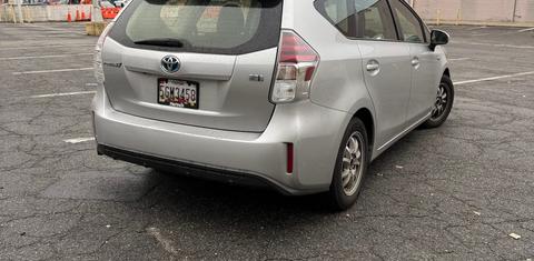 Toyota Prius v 2015