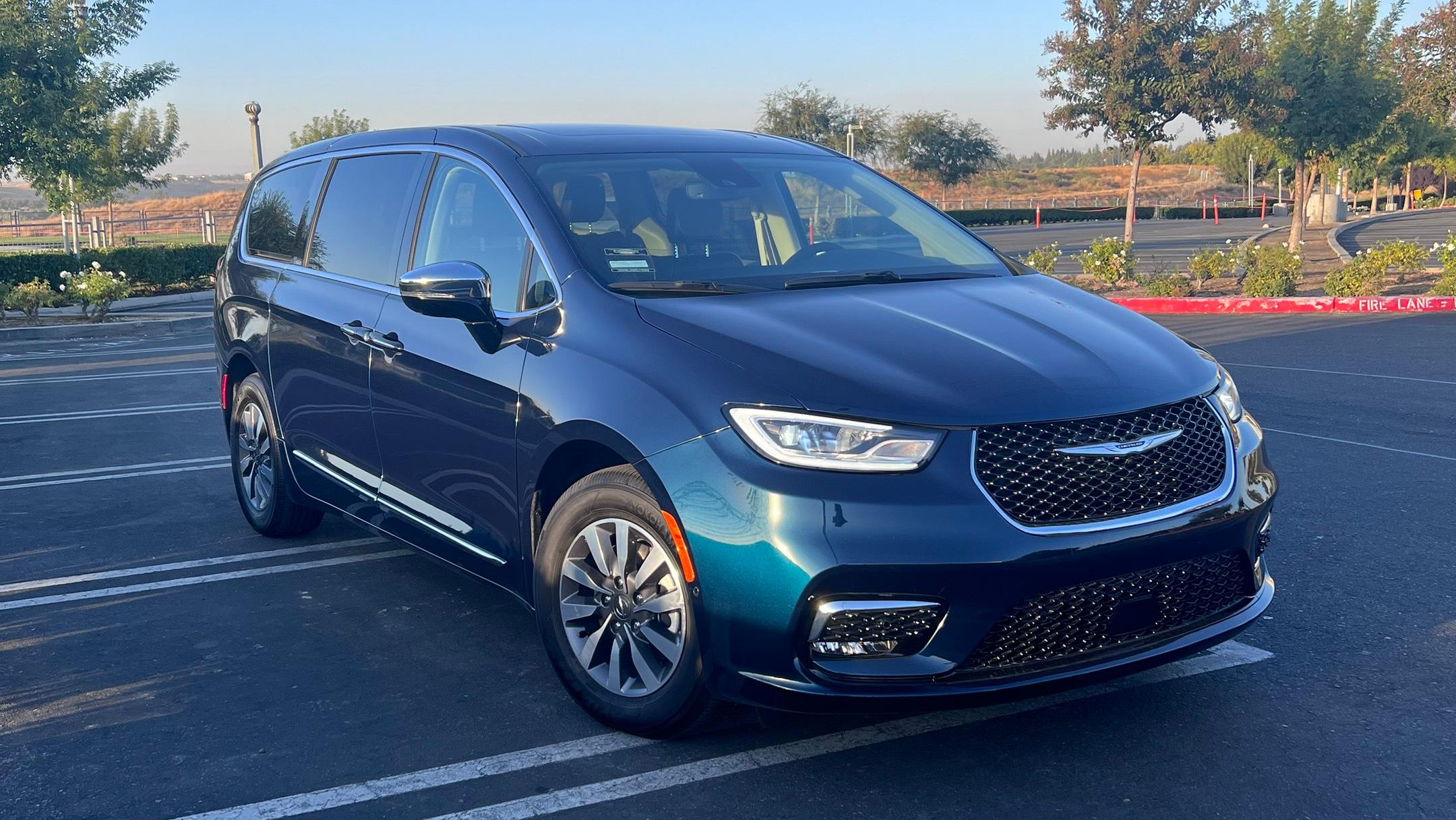 Chrysler Pacifica 2023 in Fresno, CA