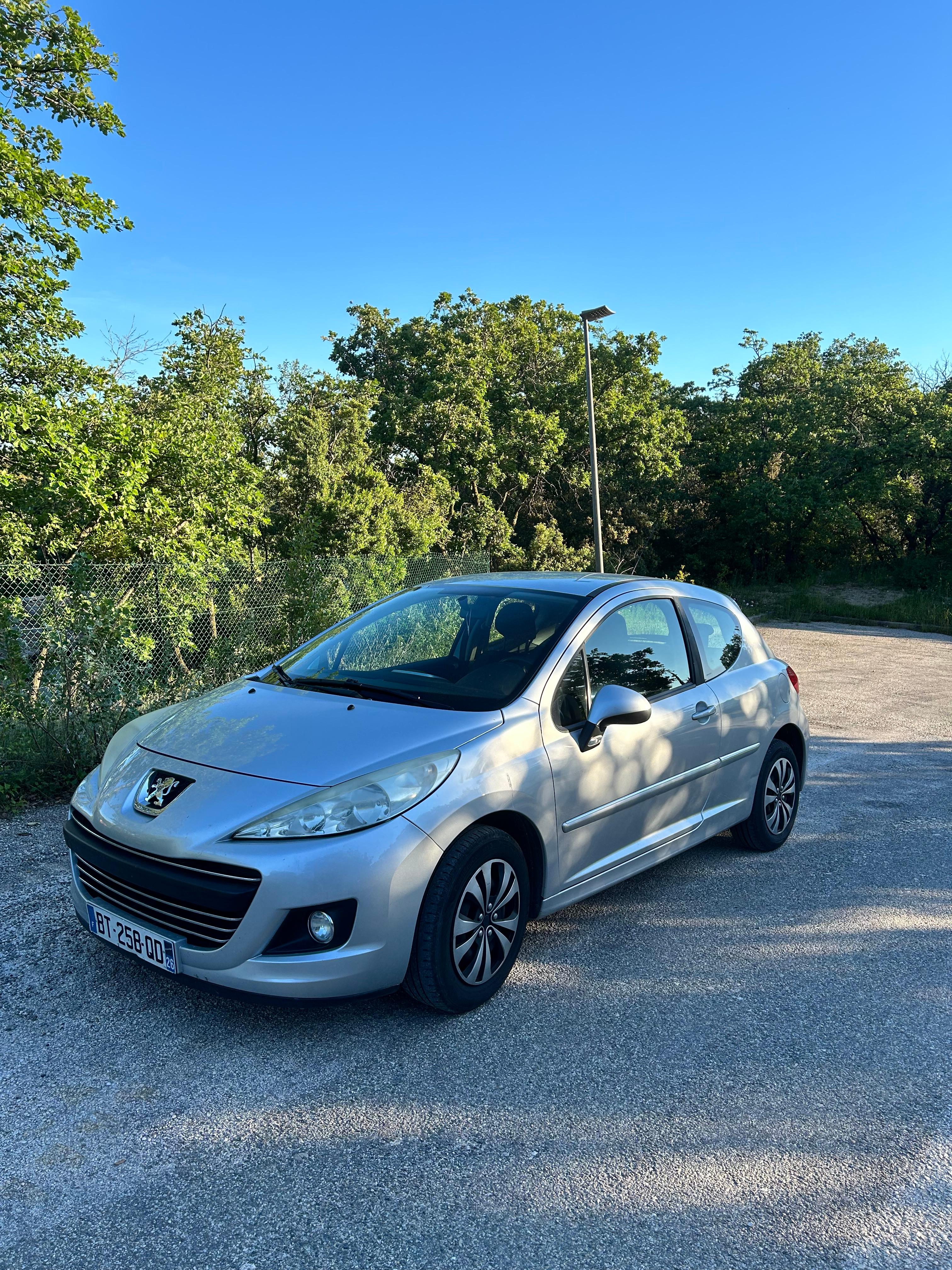 Peugeot 207 2011 à Donzère