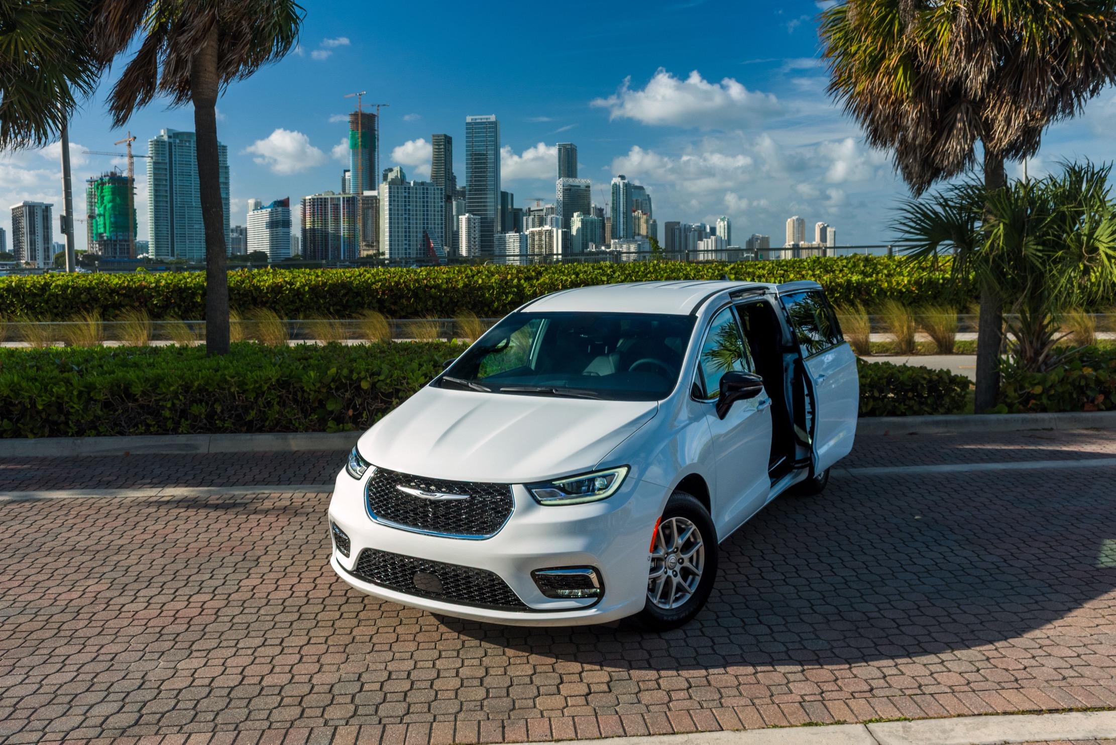 Chrysler Pacifica 2026 in Hialeah, FL