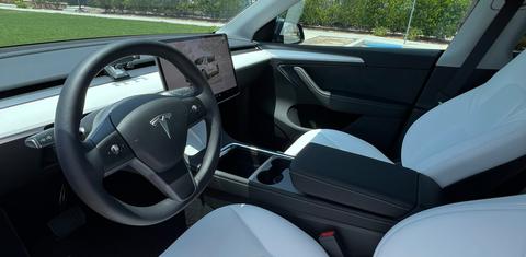 Tesla Model Y 2024
