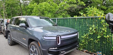 Rivian R1S 2023