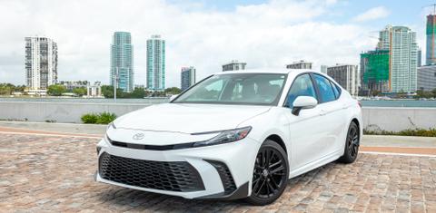 Toyota Camry Hybrid 2026