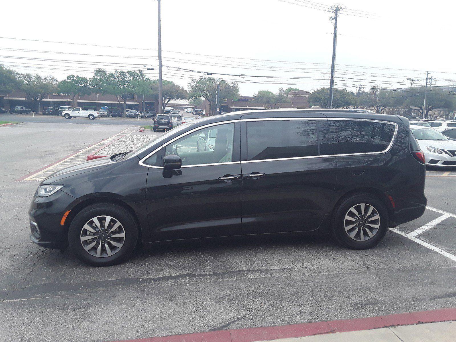 Chrysler Pacifica 2021 in New Orleans, LA