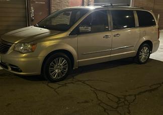 Chrysler Town & Country car