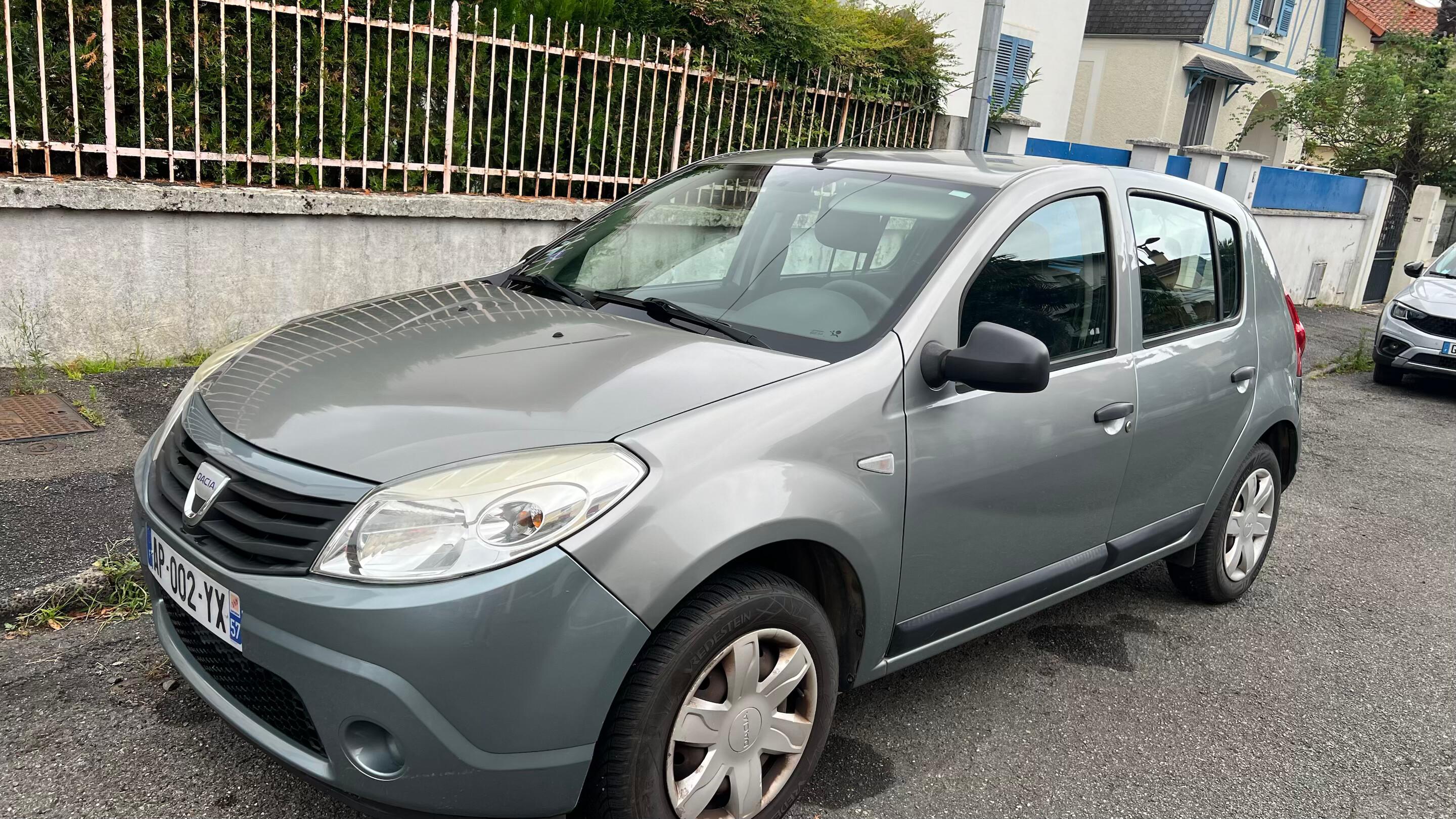 Dacia SANDERO 2010 in Pau