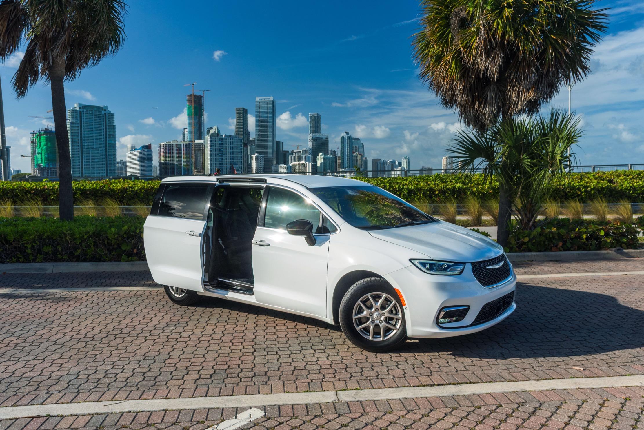 Chrysler Pacifica 2026 in Hialeah, FL