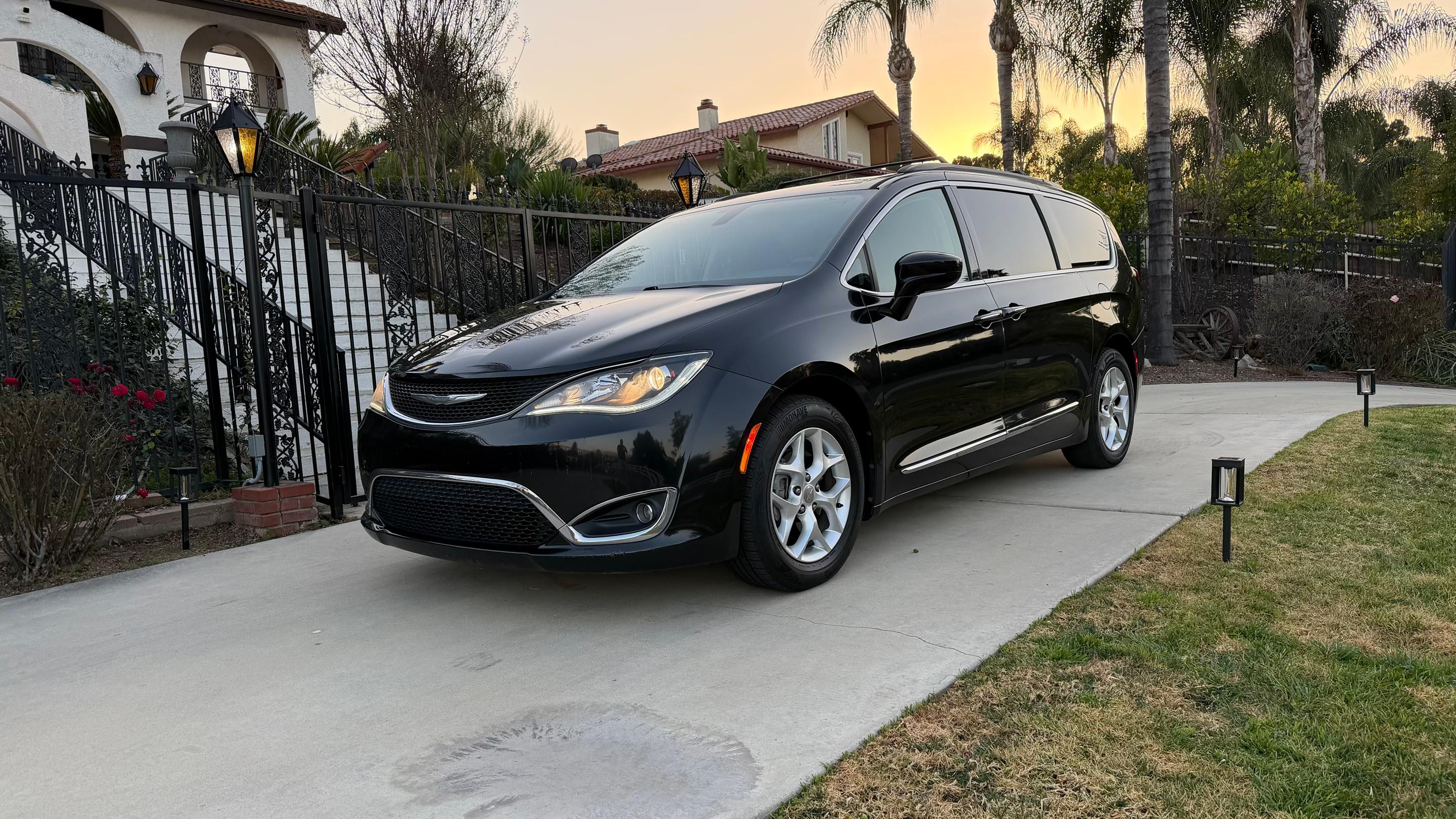 Chrysler Pacifica 2017 in Hemet, CA