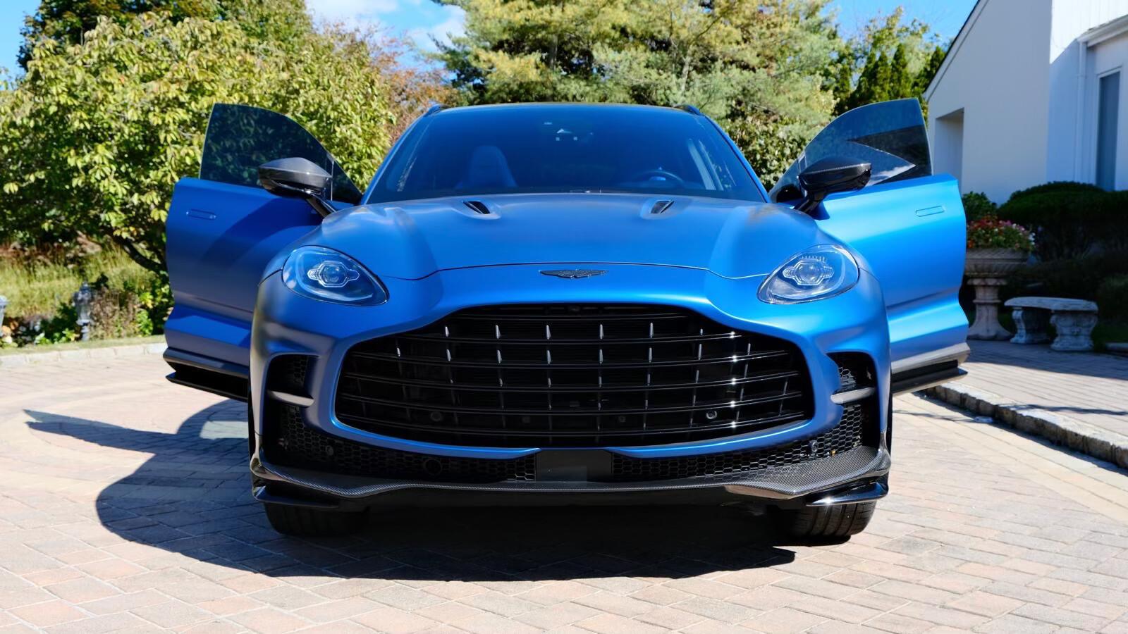 Aston Martin DBX 2023 in Jersey City, NJ
