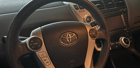 Toyota Prius v 2014