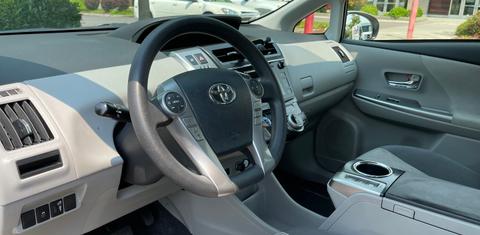 Toyota Prius v 2015