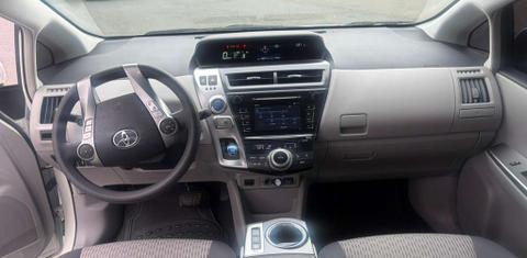 Toyota Prius v 2015