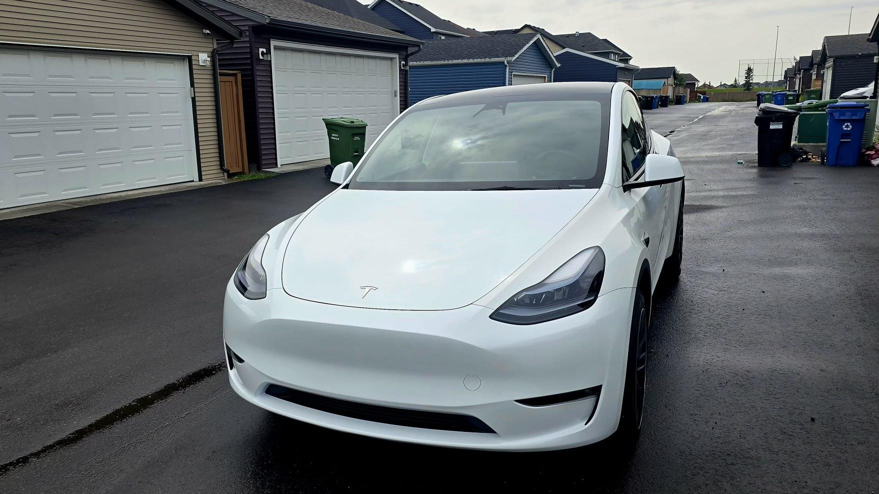 Tesla Model Y 2023 in Calgary, AB