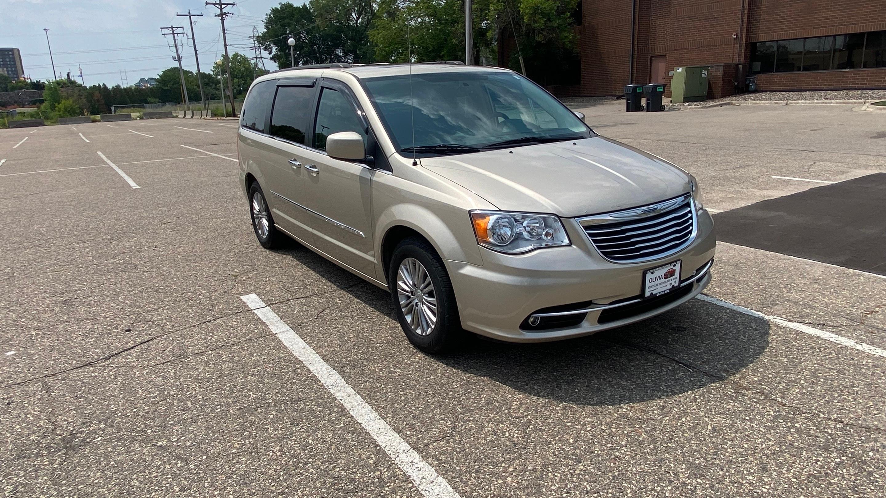 Chrysler Town & Country 2016 in Bloomington, MN