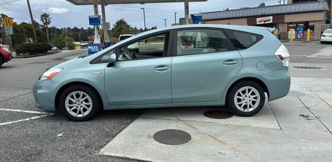 Toyota Prius v 2014