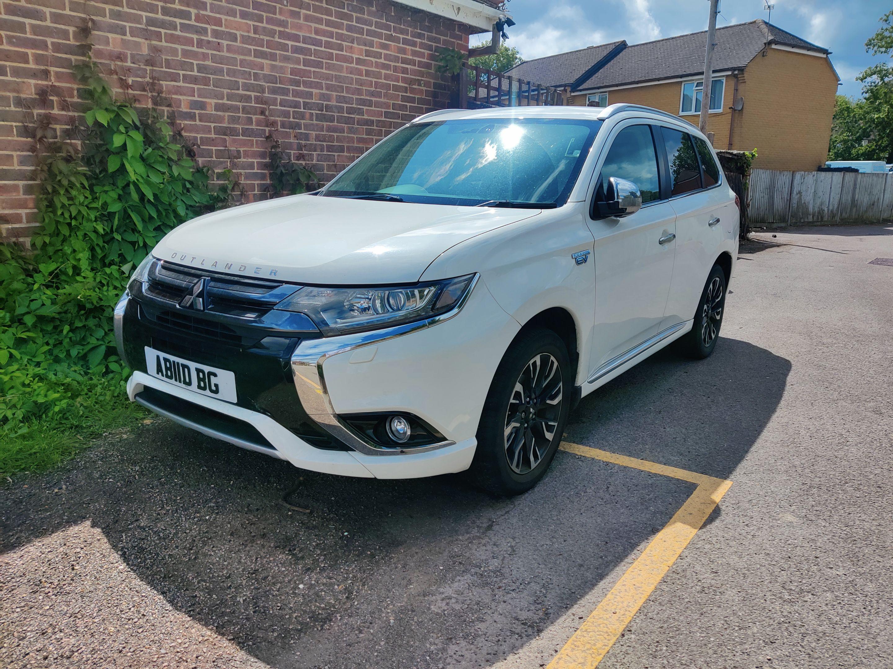 Mitsubishi Outlander 2016 in Bagshot
