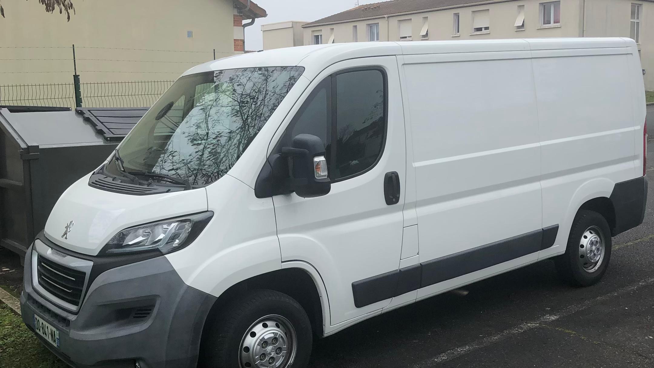 Location de Peugeot BOXER 2015 à Lille (HAUTS-DE-FRANCE) par