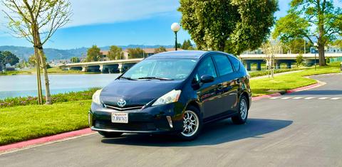 Toyota Prius v 2014