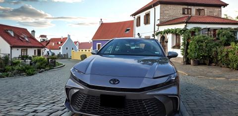 Toyota Camry Hybrid 2025