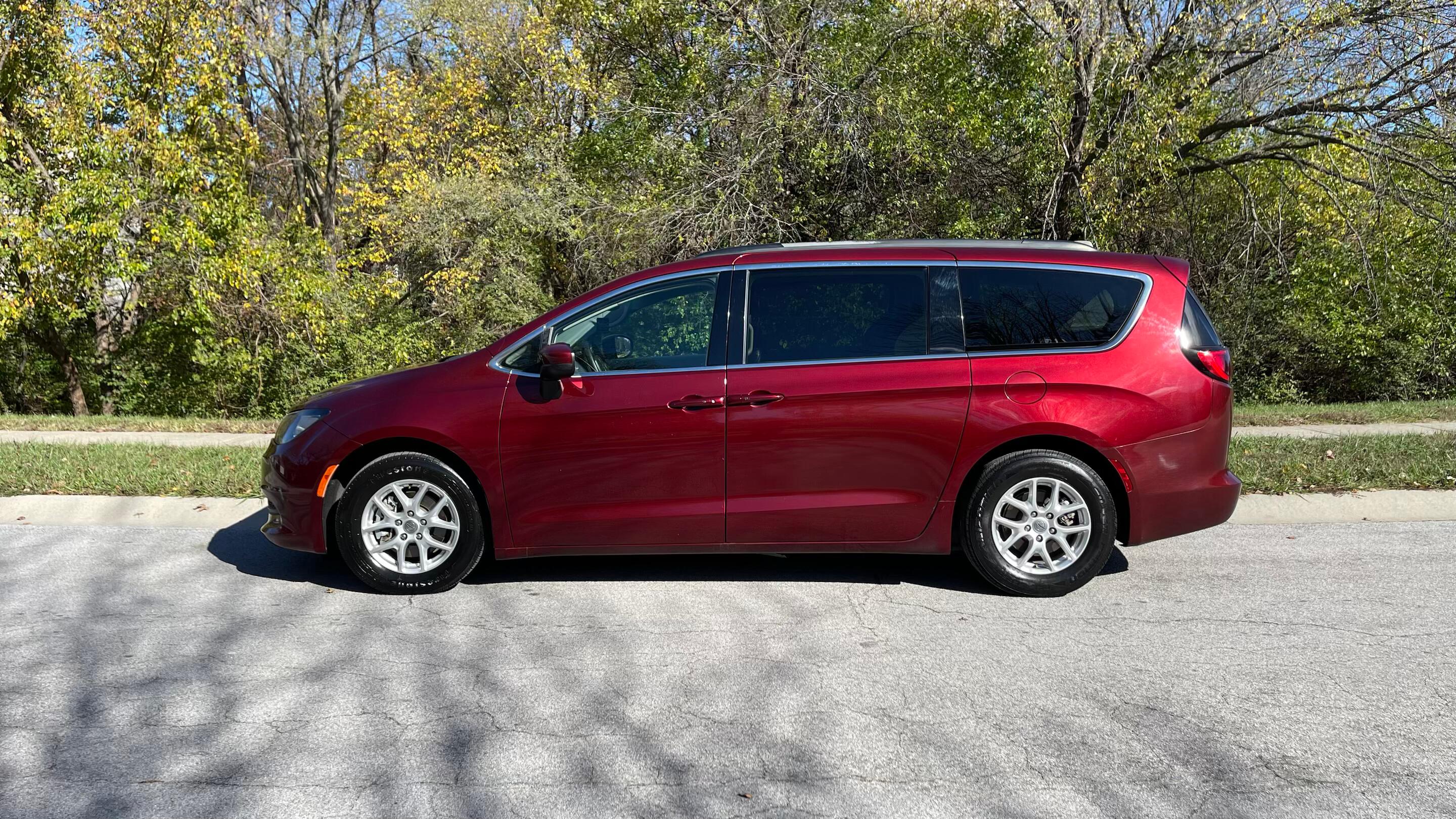 Chrysler Voyager 2021 in Lee's Summit, MO