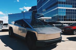 Tesla Cybertruck 2024 in Newark