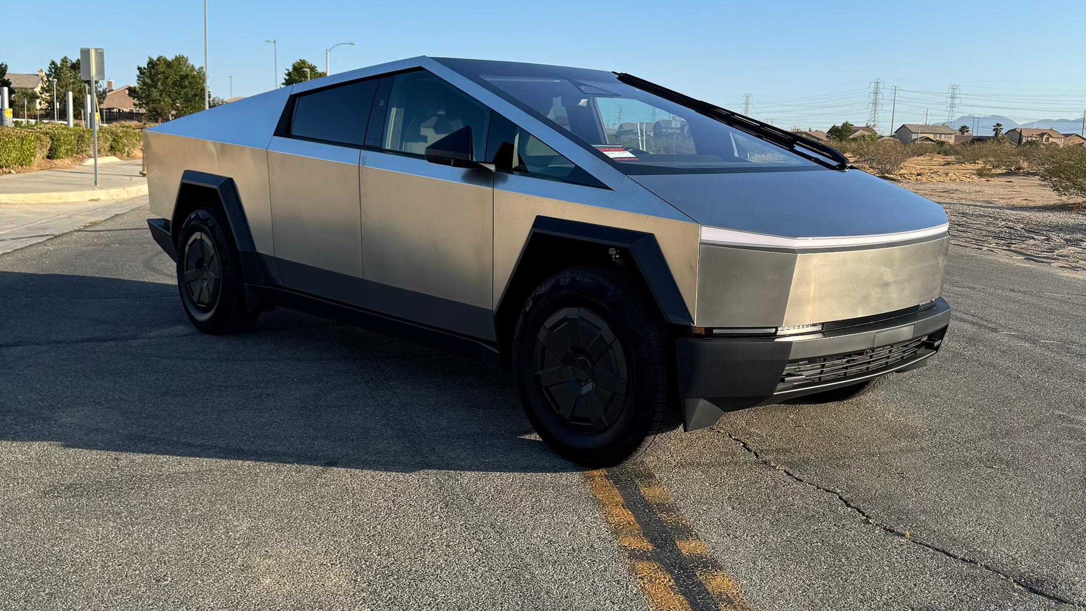 Tesla Cybertruck 2025 in Victorville, CA