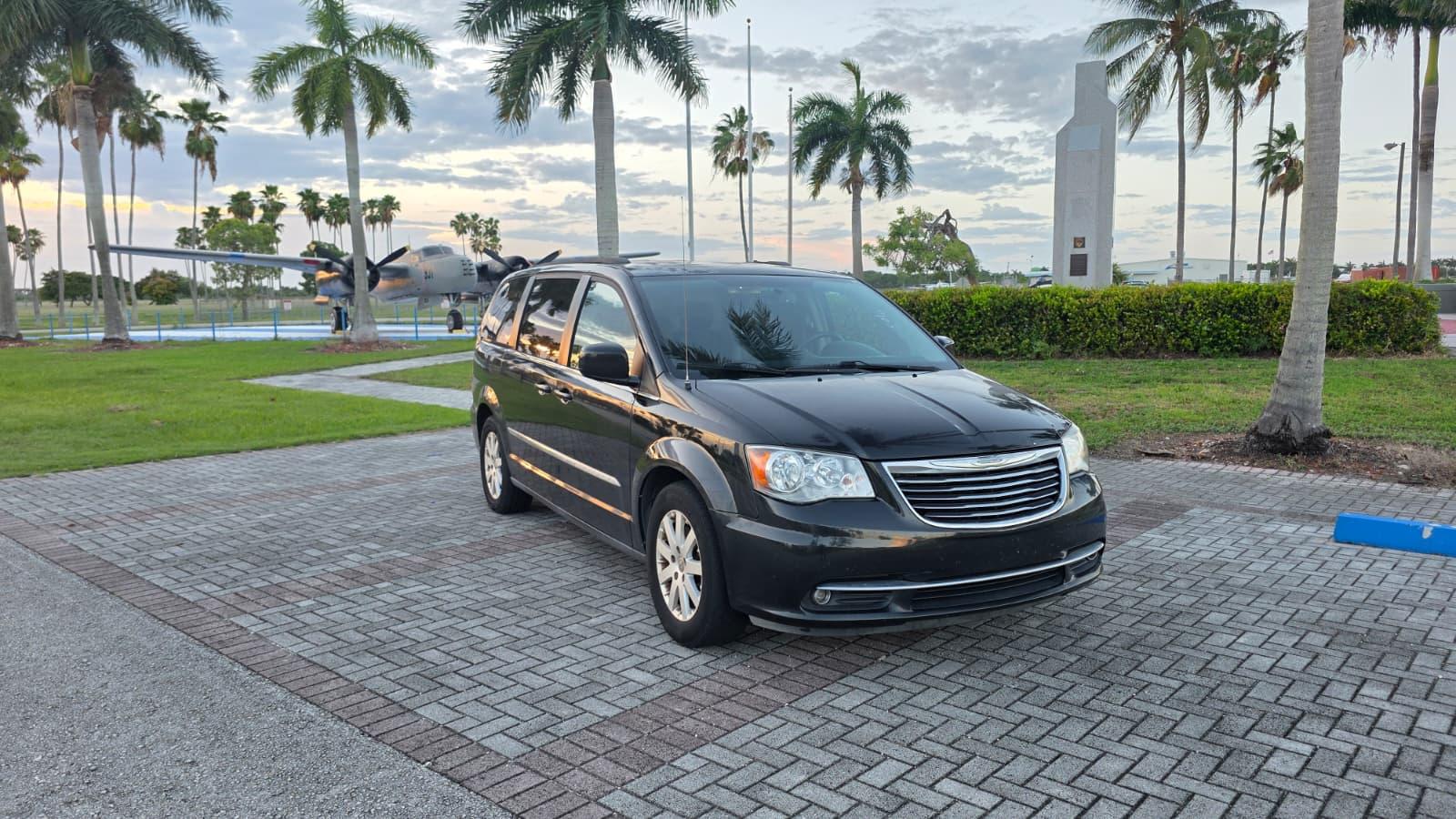 Chrysler Town & Country 2016 in Pompano Beach, FL