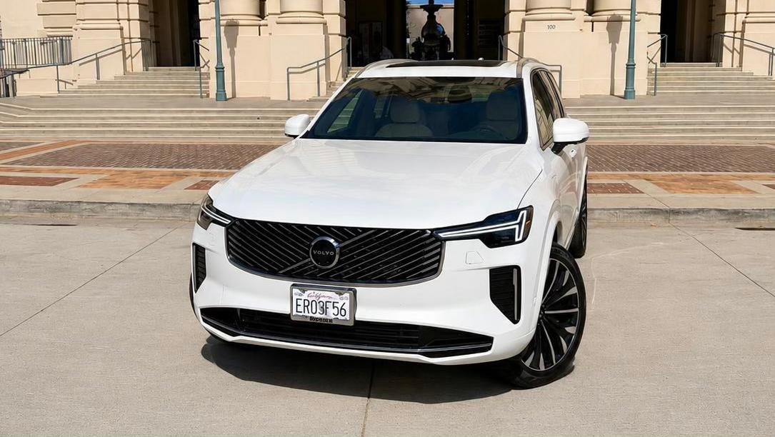 Volvo XC90 Plug-In Hybrid 2026 in Burbank, CA
