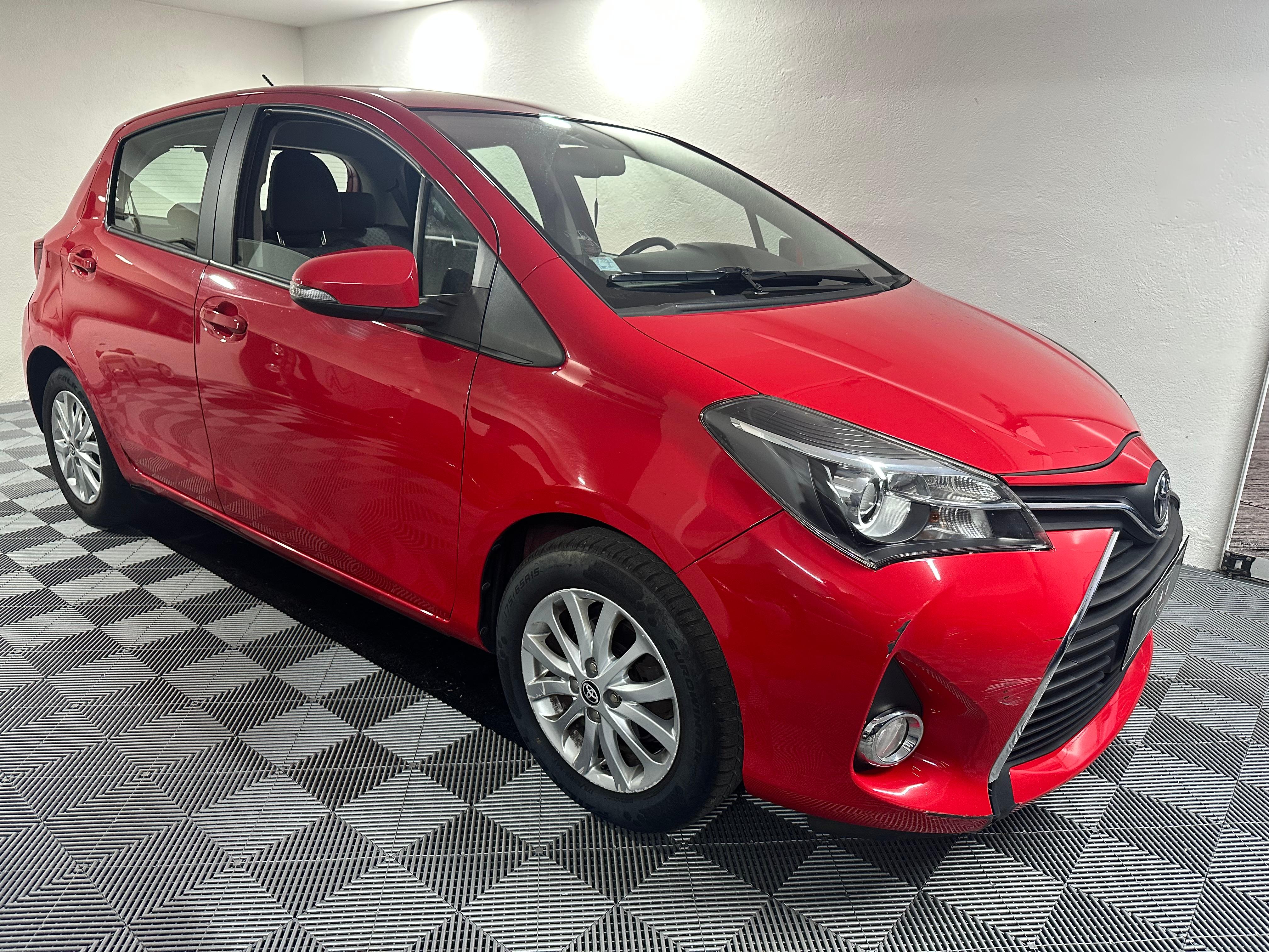 Toyota YARIS 2015 à La Roche-sur-Foron