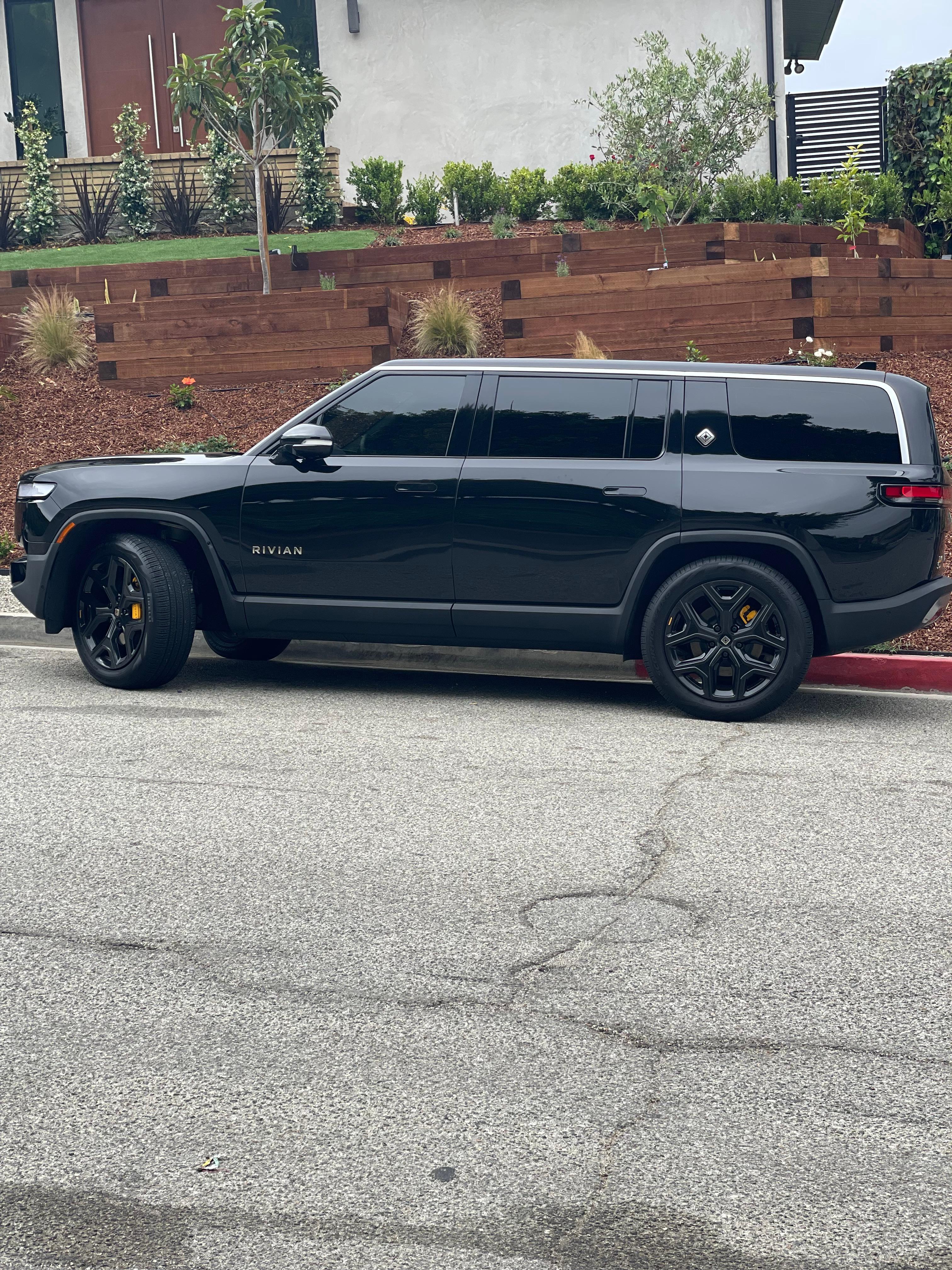 Rivian R1S 2023 in View Park-Windsor Hills, CA