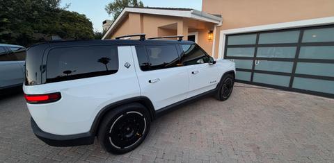 Rivian R1S 2025