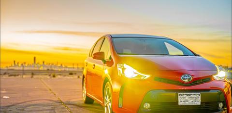 Toyota Prius v 2017