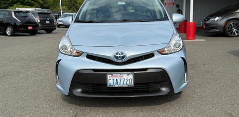Toyota Prius v 2016